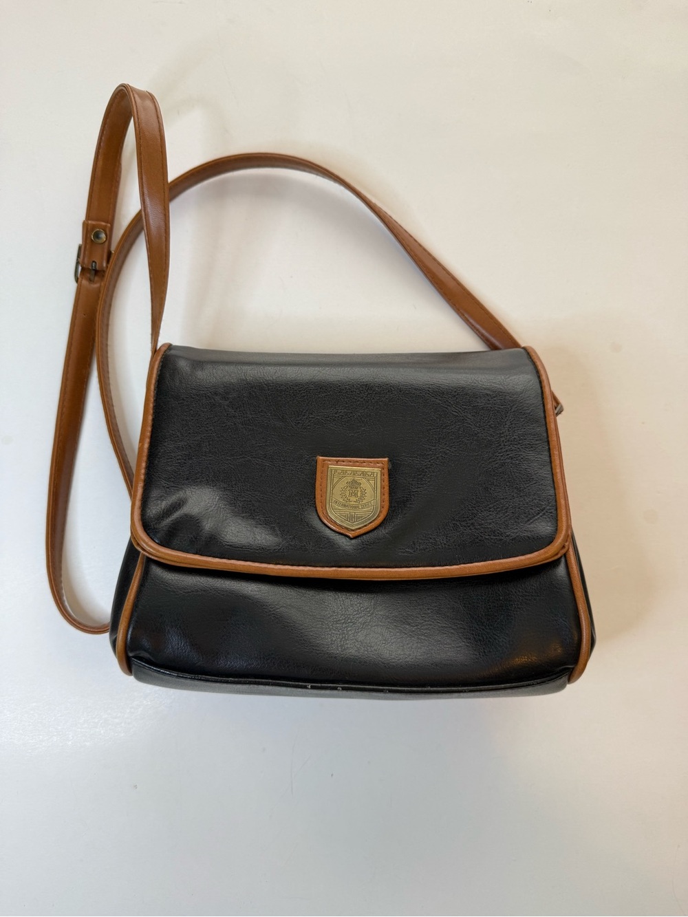 Vintage International Series Black & Tan Faux Leather Shoulder Bag